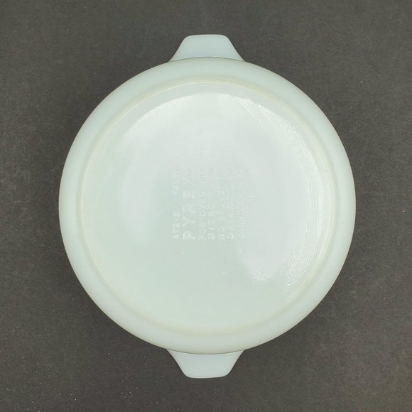 Pyrex 472-B 750 ml Butterfly Gold Casserole Dish Gold on White Baking Dish - Picture 6 of 8